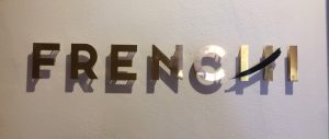 Frenchi-logo på vägg.