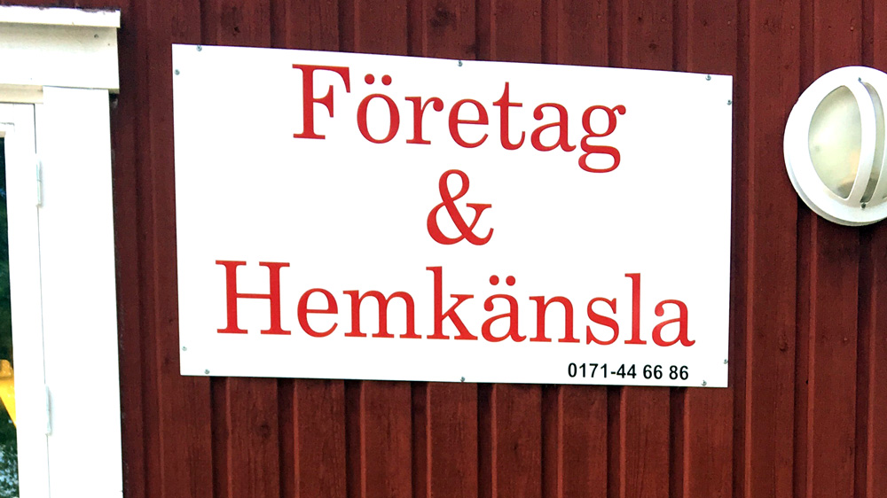 Företag och Hemkänsla - skylt på fasad